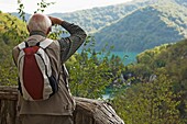 Tourist fotografiert im Nationalpark Plitvicer Seen.