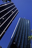 Moderne Bürogebäude und blauer Himmel, tiefer Blickwinkel