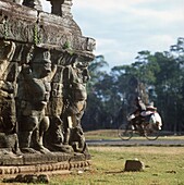 Elefantenterrasse mit Radfahrer im Hintergrund