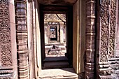 Blick durch verschnörkelte Türöffnungen in Banteay Srey