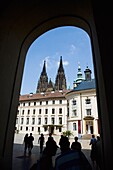 Blick auf den Veitsdom vom Torbogen der Prager Burg