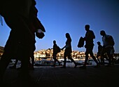 Spaziergänger an der Hafenfront von Hvar in der Abenddämmerung