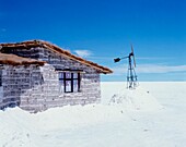 Haus aus reinen Salzziegeln in den Salzwiesen von Uyuni