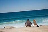 Paar blickt über Mackensies Point in der Nähe von Bondi Beach hinaus