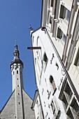 Mittelalterliches Rathaus mit Turm auf dem Rathausplatz