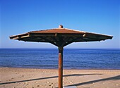 Sonnenschirm am Strand des Oberoi Sahl Hasheesh Resort