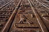 Hieroglyphen auf einem Tempel, Nahaufnahme