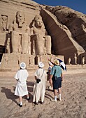 Touristen bei Ramses-Statuen