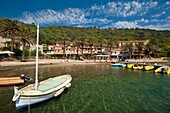 Frankreich, Provence, Port-Cros-Nationalpark, Insel Port-Cros, Boote im Hafen; Dorf Port-Cros