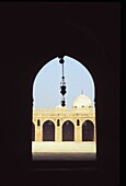 Torbogen und Innenhof der Ibn-Tulun-Moschee