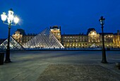 Die Glaspyramide im Louvre in der Abenddämmerung.
