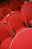 Rote Stühle und Tische in einem Cafe, Nahaufnahme