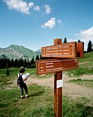 Wanderer in den Alpen beim Kartenlesen