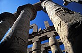 Große Hypostyle-Halle in Karnak, niedriger Blickwinkel