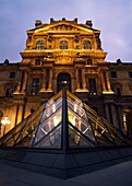 Kleine Glaspyramide vor dem Louvre-Museum in der Abenddämmerung.