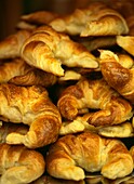 Aufgetürmte Croissants, Nahaufnahme