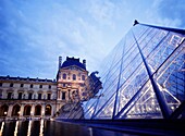 Die Pyramide des Louvre in der Abenddämmerung