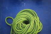 Grünes Seil auf blauem Bootsdeck