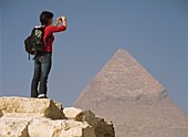 Frau fotografiert die Chephren-Pyramide