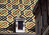 Verziertes keramisches Dach eines Gebäudes in Dijon
