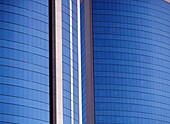 Zwei mit blauem Glas verkleidete Bürogebäude, Nahaufnahme