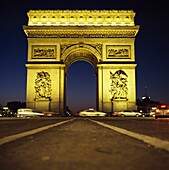 Arc De Triomphe bei Nacht.