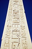 Obelisk des Tuthmosis Iii und blauer Himmel, Nahaufnahme