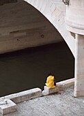 Frau sitzend am Ufer der Seine
