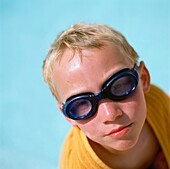 Blonder Junge mit Schwimmbrille, Porträt