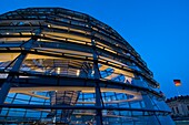 Reichstagskuppel in der Abenddämmerung