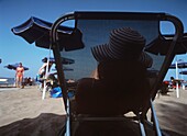 Tourist auf Sonnenliege am Strand