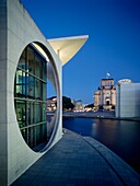 Regierungsgebäude an der Spree und Reichstag in der Abenddämmerung