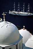 Kirchenkuppel und großes Schiff