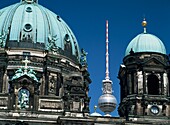 Berliner Dom mit Fernsehturm im Hintergrund