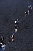 Touristen beim Wandern auf dem Vulkan Pacaya