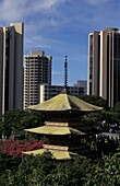 Japanischer Schrein und moderne Skyline in Honolulu