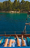 Ehepaar auf dem Deck einer Yacht in der Nähe der Insel Lefkas.