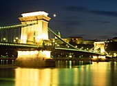 Beleuchtete SzÃ¨chenyi Kettenbrücke bei Nacht