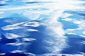 Ruhige Meeresoberfläche mit Wolkenreflexionen, Nahaufnahme
