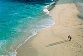 Paar beim Spaziergang am Strand von Portcurno, Luftaufnahme