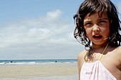 Kleines Mädchen am Strand, Porträt