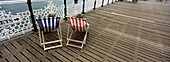 Liegestühle am Brighton Pier, Panoramablick