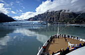 Touristen auf dem Deck eines Kreuzfahrtschiffes mit Blick auf den Margerie-Gletscher