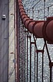 Auto überquert Golden Gate Bridge, Luftaufnahme