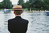 Mann am Ufer der Themse während der Henley Royal Regatta