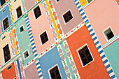 Fenster in mehrfarbigem Gebäude, Nahaufnahme