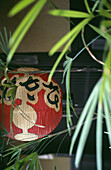 Japanische Laterne und Blätter, Nahaufnahme