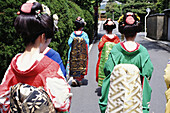 Als Geisha gekleidete Frauen, Arashiyama