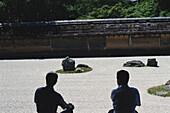 Zwei Männer in den Ryoanji Zen-Felsengärten