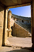 Blick durch die Türöffnung des Amphitheaters von Jerash